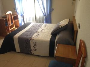 Łóżko lub łóżka w pokoju w obiekcie Hostal Fernandez