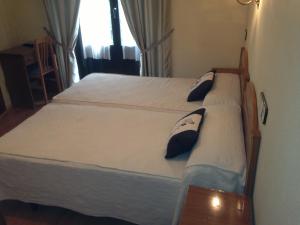 Łóżko lub łóżka w pokoju w obiekcie Hostal Fernandez