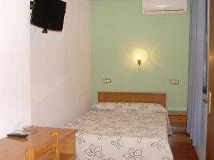 Łóżko lub łóżka w pokoju w obiekcie Hostal Fernandez