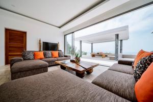 Una sala de estar con dos sofás y una mesa. en Luxury SeaView Villa -Double Infinity Pools-20 Persons, en Chaweng