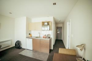 Kuchyň nebo kuchyňský kout v ubytování Airport Delta Motel