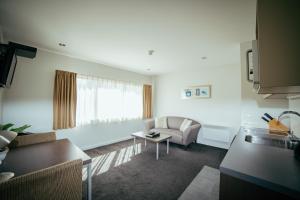 Posezení v ubytování Airport Delta Motel