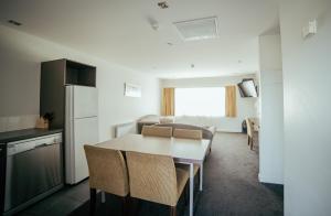 Kuchyň nebo kuchyňský kout v ubytování Airport Delta Motel