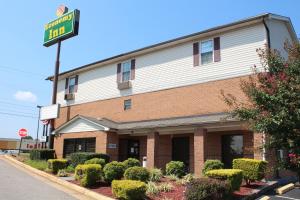 een gebouw met een hotelbord ervoor bij Economy Inn - Statesville in Statesville