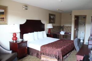 een hotelkamer met een bed en een bank bij Economy Inn - Statesville in Statesville