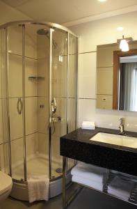 y baño con ducha y lavamanos. en Tuzla Town Hotel en Tuzla