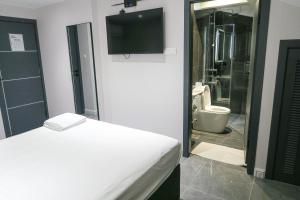 A bed or beds in a room at Deluxe Studio & Suite by Recharge