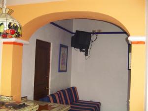 TV i/ili multimedijalni sistem u objektu Hotel & Suites Coral