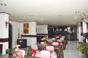 Restaurace v ubytování RedDoorz Plus near RSCM Jakarta + 19 fotografií