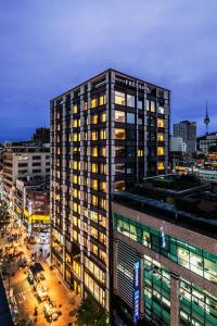 um edifício alto numa cidade à noite em Sotetsu Fresa Inn Seoul Myeong-dong em Seul