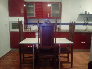 una cocina con mesa y 2 sillas. en El Mirador de la Desembocadura, en Ayamonte