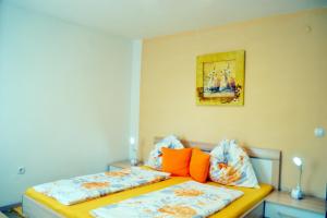 ein Schlafzimmer mit 2 Betten und einem Wandgemälde in der Unterkunft Ferienwohnung Gerersdorf in Gerersdorf bei Güssing
