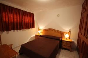 Apartamentos Isla Tenerife Sur tesisinde bir odada yatak veya yataklar