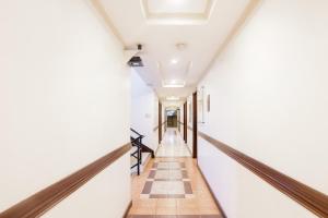 un pasillo vacío de un edificio con un pasillo en Super OYO 406 Royale Parc Inn & Suites, en Manila