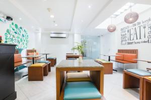 een eetkamer met een tafel en stoelen bij Super OYO 406 Royale Parc Inn & Suites in Manilla