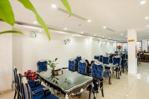 une salle de conférence avec des tables et des chaises bleues dans l'établissement Hanoi Suji Hotel, à Hanoï