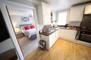 una cocina y un dormitorio con una cama en una habitación en Number 4, en Exeter