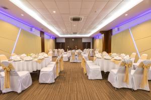 - une salle de banquet avec des tables et des chaises blanches dans l'établissement Phufa Waree Chiangrai Resort - SHA Extra Plus, à Tha Sut