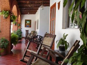 une véranda avec des chaises, une table et une fenêtre dans l'établissement Hotel Posada del Rey, à San Blas