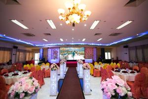 un salón de banquetes con mesas y sillas y una lámpara de araña en Quy Nhon Hotel en Quy Nhon
