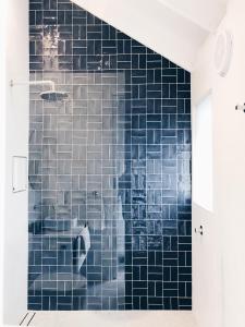 Bagno di Port O' Call Motel
