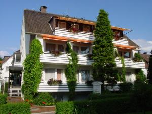 a building with ivy on the side of it at Hotel Lammerts in Horn-Bad Meinberg