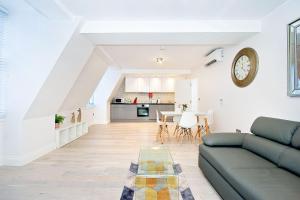 un soggiorno con divano e tavolo di Eldon Chambers Flat 2 by City Living London a Londra