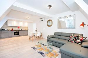 un soggiorno con divano e tavolo di Eldon Chambers Flat 2 by City Living London a Londra