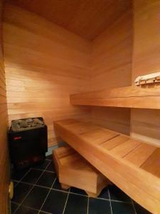 uma sauna com paredes e prateleiras de madeira em Külalistemaja Kukruse Residents em Kohtla-Järve