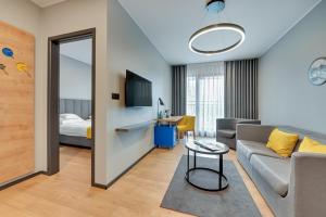 sala de estar con sofá y dormitorio en HOTEL NUMBER ONE BY GRANO Gdańsk, en Gdansk