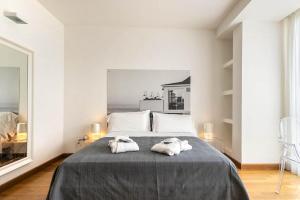 1 dormitorio con 2 toallas en una cama en Perla Verde Hotel, en Milano Marittima