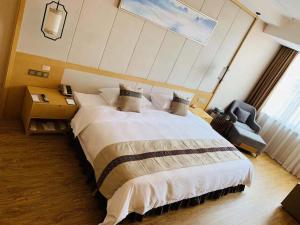 Postel nebo postele na pokoji v ubytování Ramada Plaza by Wyndham Enshi