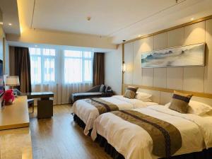 Postel nebo postele na pokoji v ubytování Ramada Plaza by Wyndham Enshi