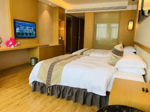 Postel nebo postele na pokoji v ubytování Ramada Plaza by Wyndham Enshi