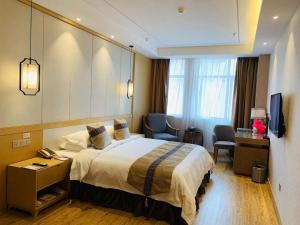 Postel nebo postele na pokoji v ubytování Ramada Plaza by Wyndham Enshi