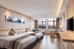 Postel nebo postele na pokoji v ubytování Ramada Plaza by Wyndham Enshi