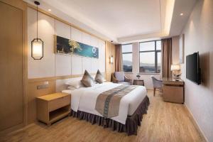 Postel nebo postele na pokoji v ubytování Ramada Plaza by Wyndham Enshi