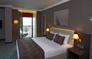 Ένα ή περισσότερα κρεβάτια σε δωμάτιο στο Tuzla Town Hotel