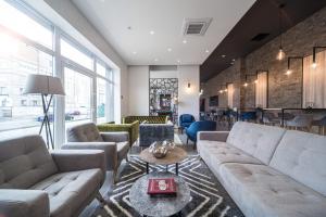 salon z kanapami i stołem w obiekcie Amarant Urban Hotel by CHM w Kijowie