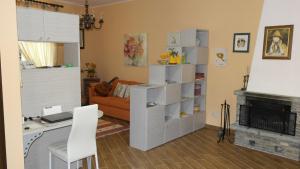 ein Wohnzimmer mit Schreibtisch und Kamin in der Unterkunft Cit Ni in Bosia