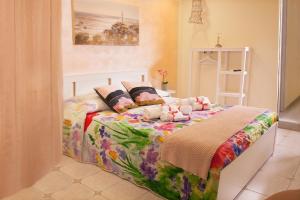ein Schlafzimmer mit einem Bett mit ausgestopften Tieren darauf in der Unterkunft b&b Napoli Capitale in Neapel