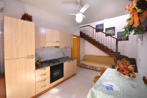 uma cozinha com uma escada e uma mesa com uma mesa de sidx sidx em Residenza Le Due Palme em Villasimius