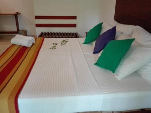 Un pat sau paturi într-o cameră la Mowgli Cottage