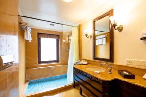 Fort JadhavGADH -A GADH Heritage Hotel的一间浴室