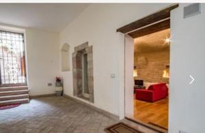 ein Wohnzimmer mit einem roten Sofa und einem roten Stuhl in der Unterkunft Appartamento Sant'Apollinare in Assisi