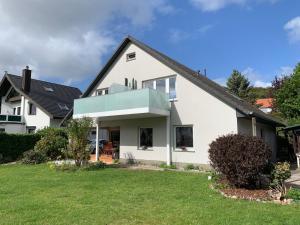 una casa blanca con césped delante en Ostseeblick Sassnitz, en Sassnitz