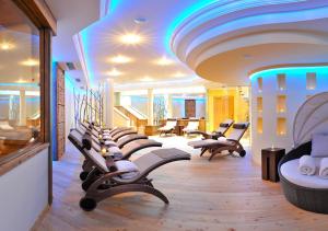 a room with a row of chairs and a salon at Wellness-Aparthotel Montana in Kleinarl