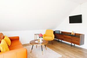 ein Wohnzimmer mit einem Sofa und einem Tisch in der Unterkunft Ostseeblick Sassnitz in Sassnitz