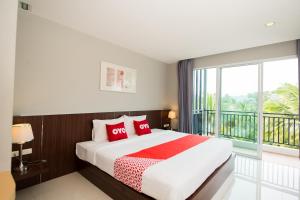 เตียงในห้องที่ OYO 340 Ahad Suite Ao Nang Hotel