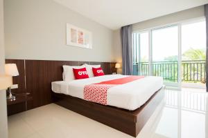 เตียงในห้องที่ OYO 340 Ahad Suite Ao Nang Hotel